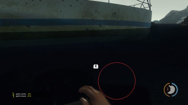 Wdrap się na łódź przycumowaną do brzegu i zbierz wszystkie przedmioty, a następnie zeskocz do wody - The Forest: Kryjówka - gdzie założyć pierwszą bazę? - The Forest - poradnik do gry