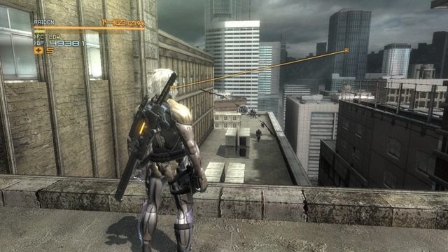 Nadlatujący Slider z nośnikdem danych, a na dole lewus i zakładnik. - R-03 Mile High | Kampania - opis przejścia Metal Gear Rising Revengeance - Metal Gear Rising: Revengeance - poradnik do gry