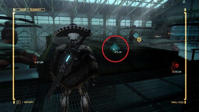 Na czerwono zaznaczony kolejny lewus, a za nim, na zewnątrz ostatni do pozbawienia ręki. - R-07 Assassination Attempt | Kampania - opis przejścia - Metal Gear Rising: Revengeance - poradnik do gry