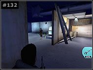 Za kolejnymi drzwiami zobaczysz uciekające stwory - zastrzel je - [Misja 13 Transit Hangar I] Czas wziąć sprawę we własne ręce | The Thing - The Thing - poradnik do gry