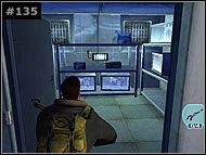 Ale by się nie lenił, nakaż mu naprawić puszkę zasilającą na lewo od wejścia, aktywującą [Punkt zapisu gry] - [Misja 13 Transit Hangar I] Czas wziąć sprawę we własne ręce | The Thing - The Thing - poradnik do gry