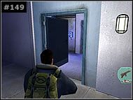 Gdy się do niego zbliżysz, z Ciała leżącego obok wyskoczy kilka złowrogich kreatur, a zza drzwi wypadnie wieki potwór - [Misja 14 Flight Control] Fajerwerki | The Thing - The Thing - poradnik do gry