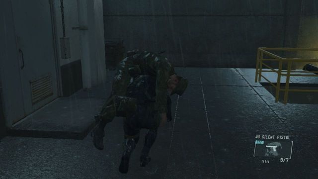 Strażnik na końcu schodów - Uwolnij Paz - Metal Gear Solid V: Ground Zeroes - poradnik do gry