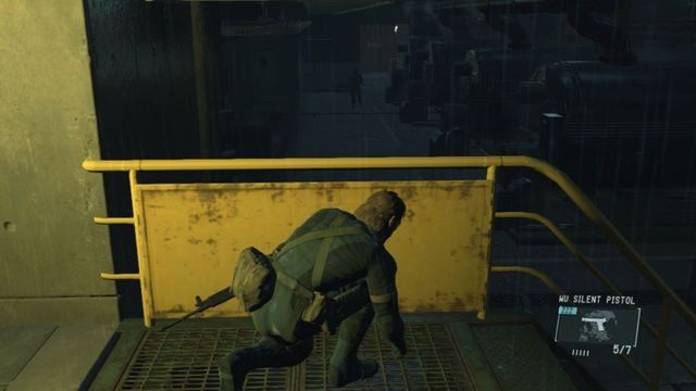 Uważaj na strażnika na niższym poziomie - Uwolnij Paz - Metal Gear Solid V: Ground Zeroes - poradnik do gry