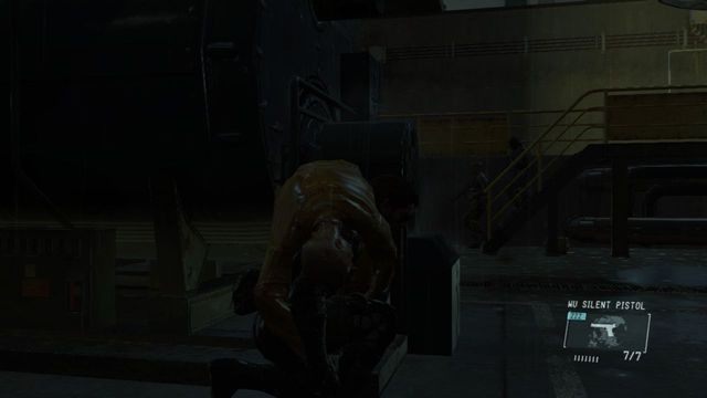 Uważaj na dwóch strażników schodzących po schodach - Uwolnij Paz - Metal Gear Solid V: Ground Zeroes - poradnik do gry