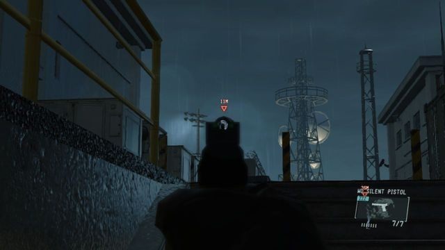 Zajmij się strażnikiem na szczycie schodów - Uwolnij Paz - Metal Gear Solid V: Ground Zeroes - poradnik do gry