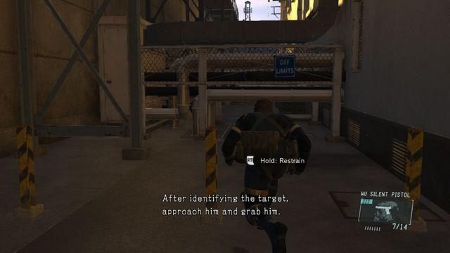 Przejdź między budynkiem, a murem - Classified Intel Acquisition - Metal Gear Solid V: Ground Zeroes - poradnik do gry