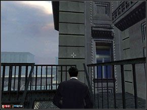 Idziemy wzdłuż ściany budynku i przez podwójne drzwi wychodzimy na dach - Misja 8 - Dziwka | Mafia The City of Lost Heaven - Mafia: The City of Lost Heaven - poradnik do gry