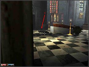 Przeładowujemy broń i kucając wychylamy się ostrożnie z wieży, eliminując systematycznie wrogów: najpierw bandzior w ławkach, potem drugi w prawej nawie, typ na ambonie i jeszcze jeden na chórze - Misja 9 - Ksiądz | Mafia The City of Lost Heaven - Mafia: The City of Lost Heaven - poradnik do gry