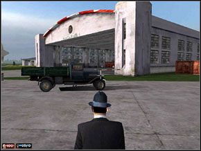 Przejmujemy pojazd i wjeżdżamy do hangaru 2 - Misja 11 - Omerta | Mafia The City of Lost Heaven - Mafia: The City of Lost Heaven - poradnik do gry