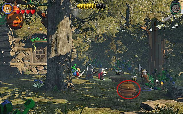 Na początek na spokojnie zbadaj okolice chatki i poniszcz nowe interaktywne przedmioty (nie musisz śpieszyć się z odnalezieniem klucza do budynku) - Etap 9 (Queer Lodgings) - Chatka w lesie - LEGO The Hobbit - poradnik do gry