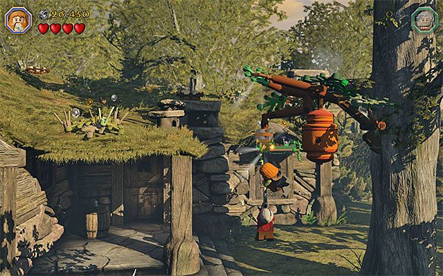 Musisz złapać się zaczepu grając jako Dori i następnie doskoczyć do krasnoluda dowolną inną postacią - Etap 9 (Queer Lodgings) - Chatka w lesie - LEGO The Hobbit - poradnik do gry