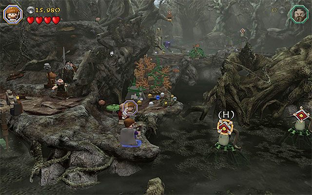 Doskocz Dwalinem do wyższej półki, podejdź od lewej strony do dużego bloku i uderz w niego młotem (Dwalins Warhammer) żeby przesunąć go w prawo i go rozbić - Etap 10 (Flies and Spiders) - Mroczna Puszcza - LEGO The Hobbit - poradnik do gry