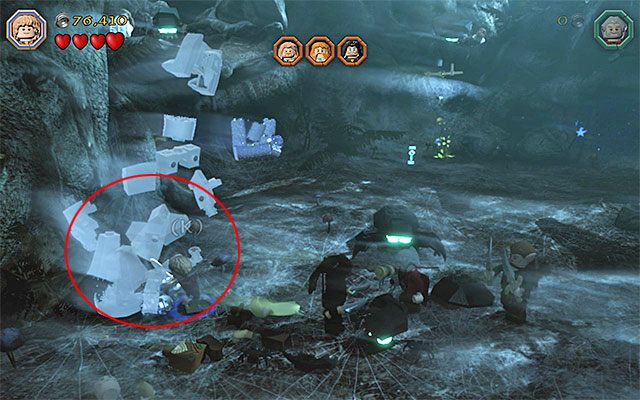 Sojuszników możesz ratować w dowolnej kolejności, ale dla zachowania porządku zacznijmy od lewej części jaskini - Etap 10 (Flies and Spiders) - Bitwa z pająkami - LEGO The Hobbit - poradnik do gry