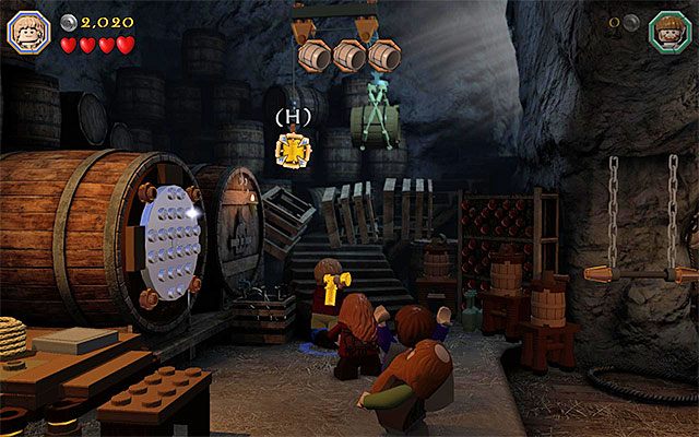 Twoje główne zadanie w piwnicy to zdobycie trzech dodatkowych beczek dla głównych bohaterów, ale rozpocznij oczywiście od zdemolowania okolicy i pozbierania ćwieków i surowców - Etap 11 (Barrels Out of Bond) - Piwnica - LEGO The Hobbit - poradnik do gry