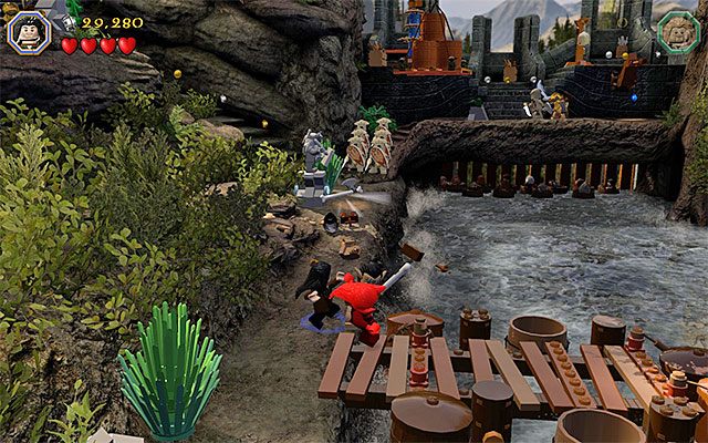 Potwory będą pozostawiały po sobie topory i dobrze byłoby żeby każdy z bohaterów zabrał broń - Etap 11 (Barrels Out of Bond) - Atak goblinów - LEGO The Hobbit - poradnik do gry