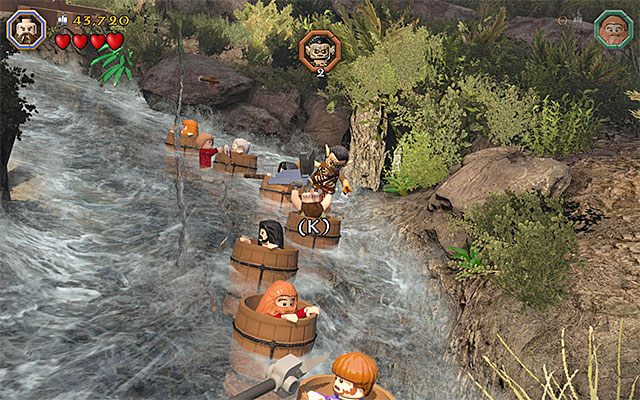 Musisz rytmicznie wciskać wskazywane klawisze, zrzucając dzięki temu gobliny - Etap 11 (Barrels Out of Bond) - Spływ rzeką - LEGO The Hobbit - poradnik do gry