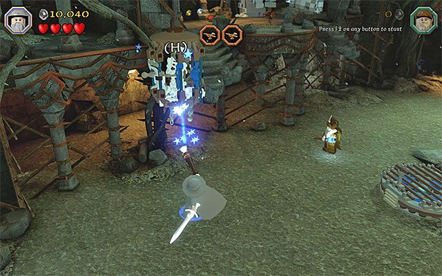 Jeżeli poprawnie wykonałeś ostatnią czynność to strumień światła zostanie wysłany w stronę pobliskiej tarczy i odblokowane zostanie dzięki temu przejście przy schodach - Etap 14 (The Necromancer) - Zewnętrzna część twierdzy - LEGO The Hobbit - poradnik do gry