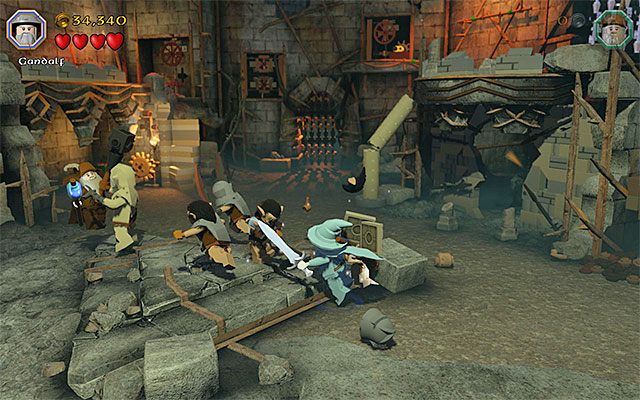 Zwykłe orki atakuj tylko gdy wyraźnie ci zagrażają lub gdy potrzebujesz serduszek do regeneracji paska zdrowia - Etap 14 (The Necromancer) - Pojedynek z Azogiem Plugawym - LEGO The Hobbit - poradnik do gry