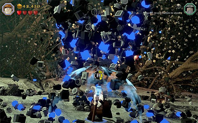 Kontynuuj unikanie ataków Saurona i wyczekuj momentu, w którym spróbuje nasłać na bohaterów grad niebieskich pocisków - Etap 14 (The Necromancer) - Pojedynek z Sauronem - LEGO The Hobbit - poradnik do gry