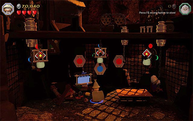 Po odsłonięciu danej tarczy przełączaj się na Oriego (Ori (Lake-town)) i korzystaj z jego procy (Slingshot) - Etap 16 (Inside Information) - Pokonanie Smauga - LEGO The Hobbit - poradnik do gry