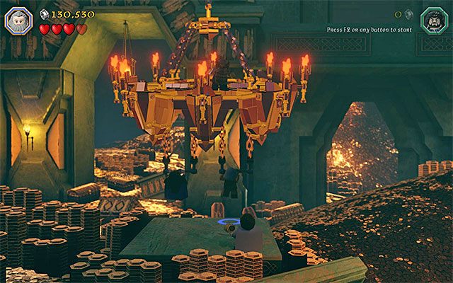 Doskocz krasnoludami do uchwytów, dzięki czemu oderwany zostanie ogromny żyrandol - Etap 1 (Greatest Kingdom in Middle-Earth) - Atak Smauga - LEGO The Hobbit - poradnik do gry