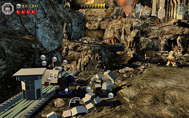 W okolicy jest wiele obiektów nadających się do zniszczenia - Etap 3 (Azog the Defiler) - Pojedynek z Azogiem Plugawym - LEGO The Hobbit - poradnik do gry