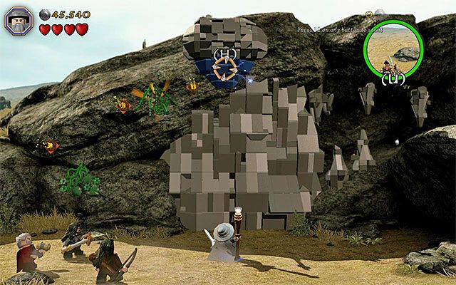 Musisz wycelować laską w górny niebieski obiekt - Etap 5 (The Troll Hoard) - Spotkanie z orkami - LEGO The Hobbit - poradnik do gry
