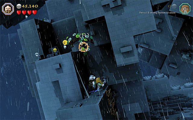 Zanim skorzystasz z drabiny poniszcz też inne elementy otoczenia, co pozwoli ci zlokalizować drugi obiekt nadający się do rzucania - Etap 6 (Over Hill and Under Hill) - Wspinaczka po kamiennym olbrzymie - LEGO The Hobbit - poradnik do gry