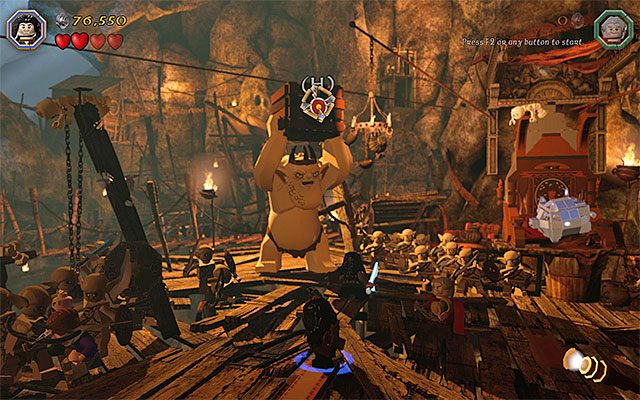 Zacznij atakować kolejne mniejsze gobliny, ale miej też na uwadze poczynania Wielkiego Goblina - Etap 7 (Goblin-town) - Pierwszy pojedynek z Wielkim Goblinem - LEGO The Hobbit - poradnik do gry