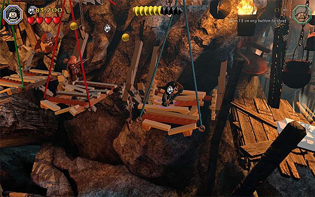 Pilnuj się m.in. w tych lokacjach, w których trzeba wykonywać precyzyjne skoki na platformy zawieszone nad przepaścią - Wrogowie i inne zagrożenia - LEGO The Hobbit - poradnik do gry