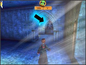 (SEKRTET 2/7) Nie wybiegaj z sali, ale spójrz w stronę drzwi - zobaczysz wskazany strzałką pomnik - Sala Treningowa Skurge | Nauka Skurge w Harry Potter i Komnata Tajemnic - Harry Potter i Komnata Tajemnic - poradnik do gry