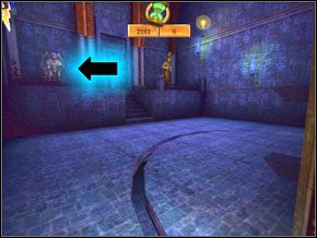 Dobiegniesz po chwili do kolejnego większego pomieszczenia - otwórz drzwi za pomocą Flipendo, a następnie pozbieraj fasolki z posągu czarownicy po prawej i zapal różdżkę na gargulcu po lewej (wskazany strzałką) - Sala Treningowa Skurge | Nauka Skurge w Harry Potter i Komnata Tajemnic - Harry Potter i Komnata Tajemnic - poradnik do gry