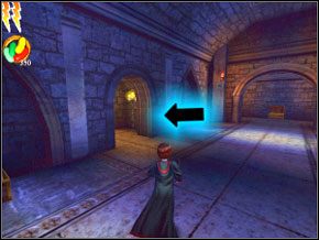 Biegnij do drugiego przejścia po lewej, a schody zaprowadzą cię do Lochów - Lochy | Nauka Skurge w Harry Potter i Komnata Tajemnic - Harry Potter i Komnata Tajemnic - poradnik do gry