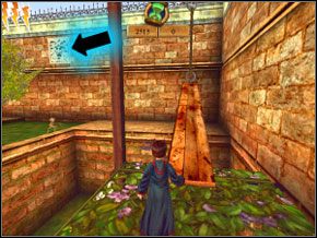 (SEKRET 7/11) Zamiast odcinać dwie liny, odetnij tylko tę dalszą, aby móc wbiec po belce i strzelić zaklęciem w twarz zaznaczoną strzałką na obrazku - Sala Treningowa Diffindo | Nauka Diffindo w Harry Potter i Komnata Tajemnic - Harry Potter i Komnata Tajemnic - poradnik do gry