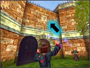 (SEKRET 5/8) Gdy przejdziesz przez bramę i po lewej będziesz miał handlującego ucznia, odwróć się i spójrz do góry - Dziedziniec | Nauka Diffindo w Harry Potter i Komnata Tajemnic - Harry Potter i Komnata Tajemnic - poradnik do gry