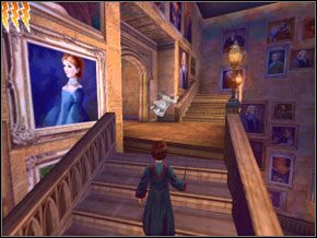 Podjedź na górę do Bezgłowego Nicka - który teraz lewituje spetryfikowany - Wielkie Schody | Dom Ślizgonów w Harry Potter i Komnata Tajemnic - Harry Potter i Komnata Tajemnic - poradnik do gry