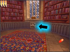 (SEKRET 4/10) Jeśli to zrobisz, to przyjdzie Dumbledore i nie będziesz mógł zebrać sekretu (feniks jest po lewej, a Tiara - na biurku) - Wielkie Schody | Dom Ślizgonów w Harry Potter i Komnata Tajemnic - Harry Potter i Komnata Tajemnic - poradnik do gry