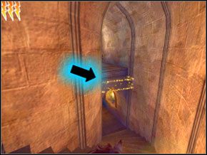 Po lewej jest gargulec, rozświetli różdżkę by zobaczyć półkę nad schodami po prawej - Wielkie Schody | Dom Ślizgonów w Harry Potter i Komnata Tajemnic - Harry Potter i Komnata Tajemnic - poradnik do gry