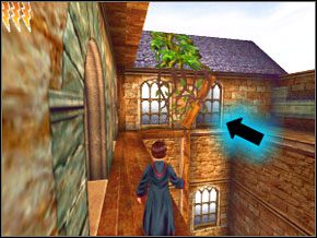 Rozwal pnącza blokujące balkon i spójrz w lewo - strzel w pnącze przytrzymujące belkę, która się opuści i po której będziesz mógł przejść - Śladem Goylea | Dom Ślizgonów w Harry Potter i Komnata Tajemnic - Harry Potter i Komnata Tajemnic - poradnik do gry