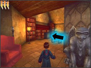 (SEKRET 1/8) Pchnij klocek w prawo, rozświetl różdżkę na posągu za kolumną blisko okien, a następnie wskocz po klocku na półkę z książkami i obróć się w lewo - ściana naprzeciwko będzie przezroczysta - Śladem Goylea | Dom Ślizgonów w Harry Potter i Komnata Tajemnic - Harry Potter i Komnata Tajemnic - poradnik do gry