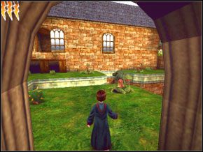 Pozbądź się roślinek, odcinając im pnącza, po czym pozbieraj fasolki i wespnij się do okna -uważaj tylko by nie spaść na dół lub w grzyby - Śladem Goylea | Dom Ślizgonów w Harry Potter i Komnata Tajemnic - Harry Potter i Komnata Tajemnic - poradnik do gry