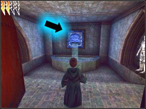 (SEKRET 6/8) Wybiegnij z biblioteki, w prawo, prosto, w lewo i do pokoju z fontanną, w którą strzel - Dom Ślizgonów w Harry Potter i Komnata Tajemnic - Harry Potter i Komnata Tajemnic - poradnik do gry