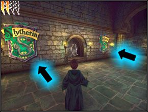 (SEKRET 7/8) Spójrz na dwie płachty z symbolem Ślizgonów naprzeciwko miejsca, gdzie są uczniowie (nie hallu) - Dom Ślizgonów w Harry Potter i Komnata Tajemnic - Harry Potter i Komnata Tajemnic - poradnik do gry