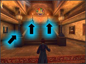 Strzałkami na obrazku zaznaczone są miejsca, gdzie znajdziesz fasolki - w skrzyni obok schodów po lewej, oraz w zbrojach na górze (po obu stronach) - W drodze do pokoju | Powitanie w Harry Potter i Komnata Tajemnic - Harry Potter i Komnata Tajemnic - poradnik do gry