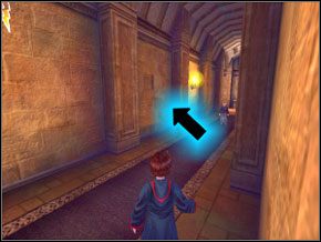 (SEKRET 2/10) Po lewej w ścianie znajdziesz przycisk, który potraktowany zaklęciem ukaże tajne pomieszczenie - W drodze do pokoju | Powitanie w Harry Potter i Komnata Tajemnic - Harry Potter i Komnata Tajemnic - poradnik do gry