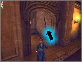 (SEKRET 3/10) Zanim wejdziesz do sali wykładowej, spójrz w prawo - znajdziesz pęknięcie w ścianie, za którą jest tajny pokój ze skrzynią z fasolkami - W drodze do pokoju | Powitanie w Harry Potter i Komnata Tajemnic - Harry Potter i Komnata Tajemnic - poradnik do gry