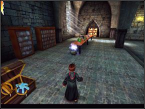 Na lekcji u profesora Snapea otwórz czarem skrzynię i zabierz dwa składniki - Lekcje profesorów Snapea i Flitwicka | Nauka Rictusempry - Harry Potter i Komnata Tajemnic - poradnik do gry