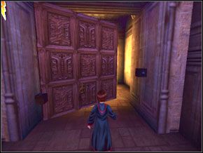 Po lekcji znajdziesz się na górze - znów biegnij za Hermioną w prawo i znów w prawo, aby dostać się do Wielkich Schodów, gdzie za chwilę rozpocznie się lekcja nowego zaklęcia - Lekcje profesorów Snapea i Flitwicka | Nauka Rictusempry - Harry Potter i Komnata Tajemnic - poradnik do gry