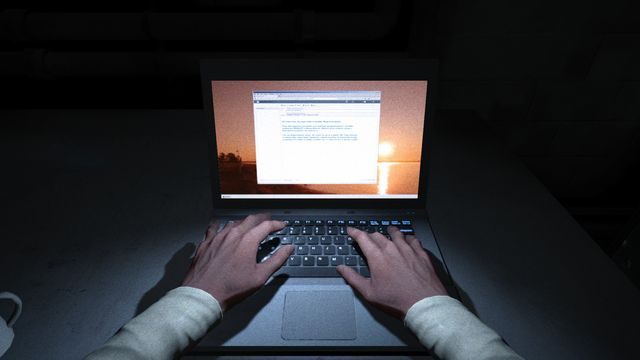 Postać przed komputerem - Podziemne Laboratorium/Szpital | Przejście gry Outlast Whistleblower - Outlast: Whistleblower - poradnik do gry